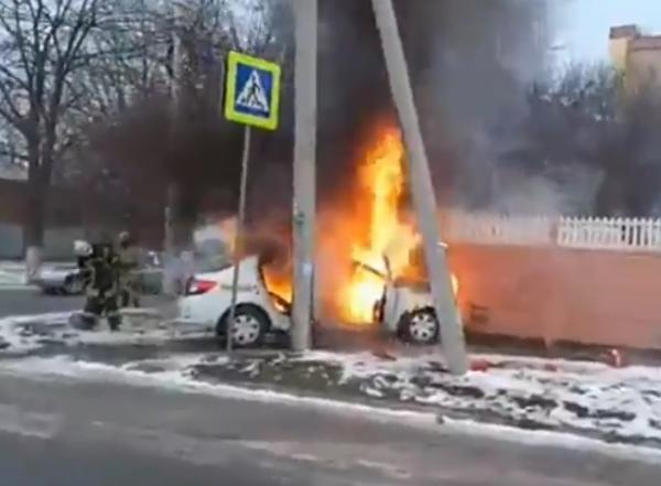 Такси врезалось в забор и загорелось в Аксае: видео